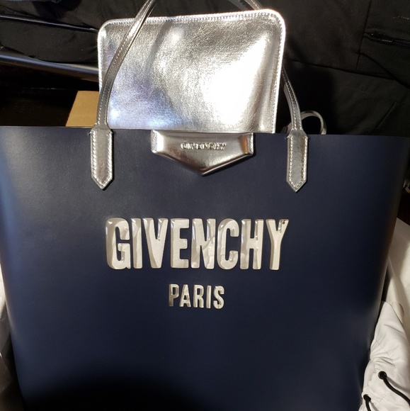 Givenchy Handbags - Givenchy Leather Antigona Tote